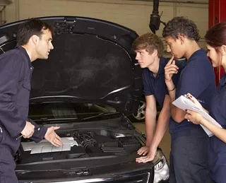 onteur die werkt aan de uitlijning van een autoband met behulp van gespecialiseerd gereedschap